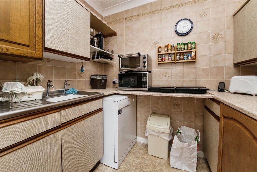Property photo 3 of 10 Kitchen