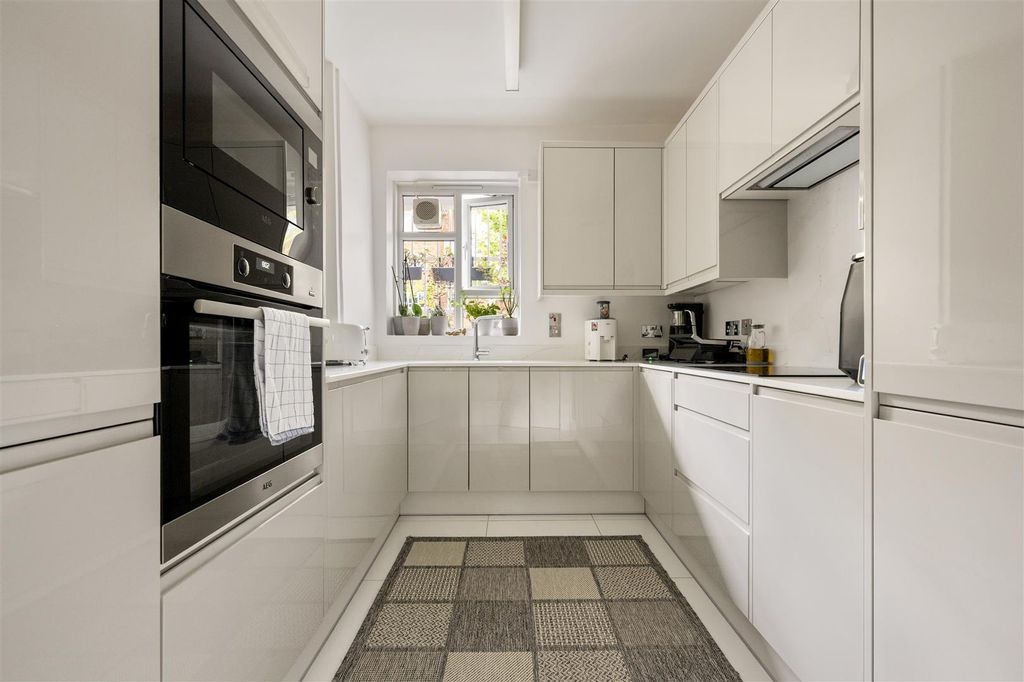 Property photo 2 of 22 Cranston Estate, N1