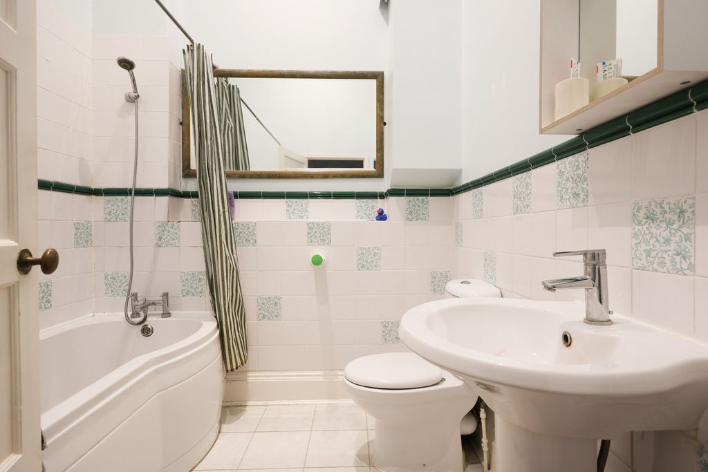 Property photo 3 of 10 Bathroom