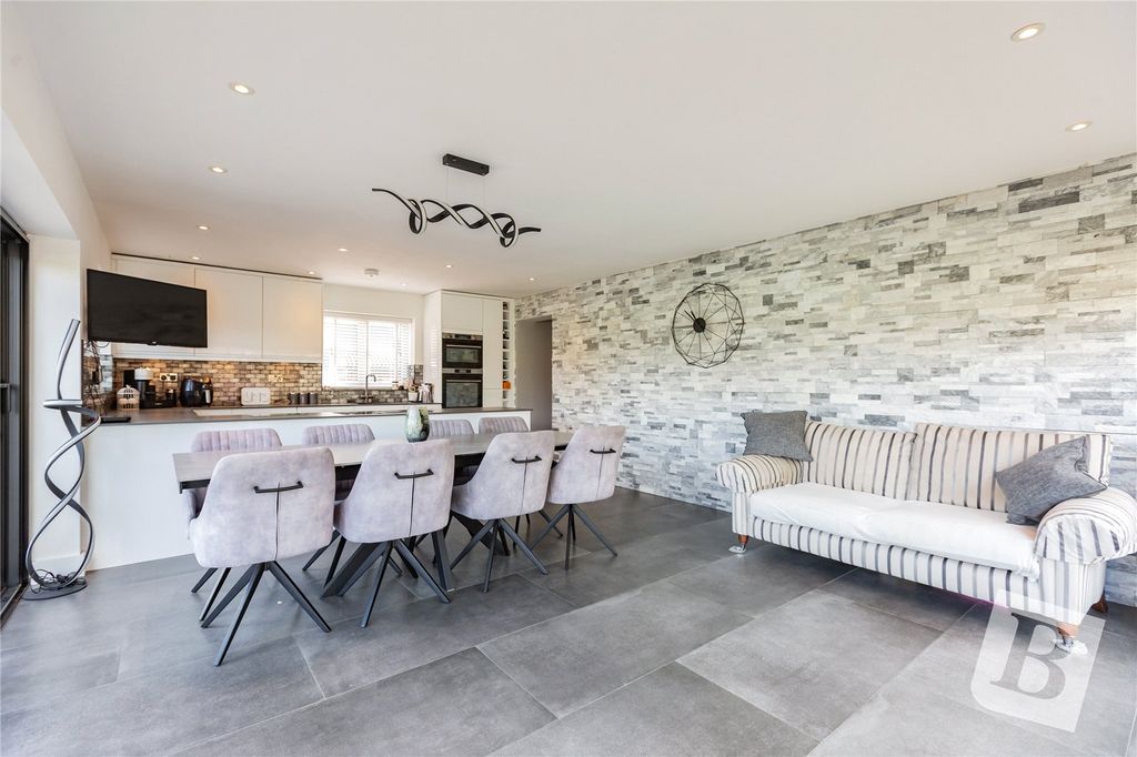 Property photo 3 of 20 Kitchen/Dining Room