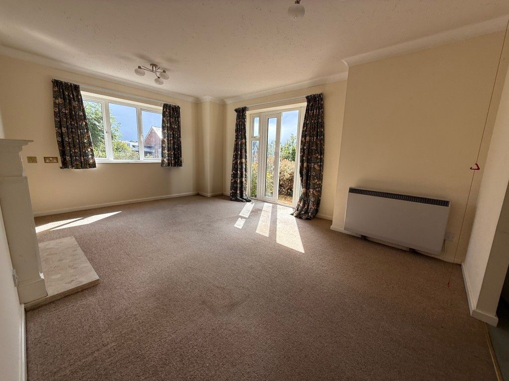 Property photo 3 of 10 Living Room