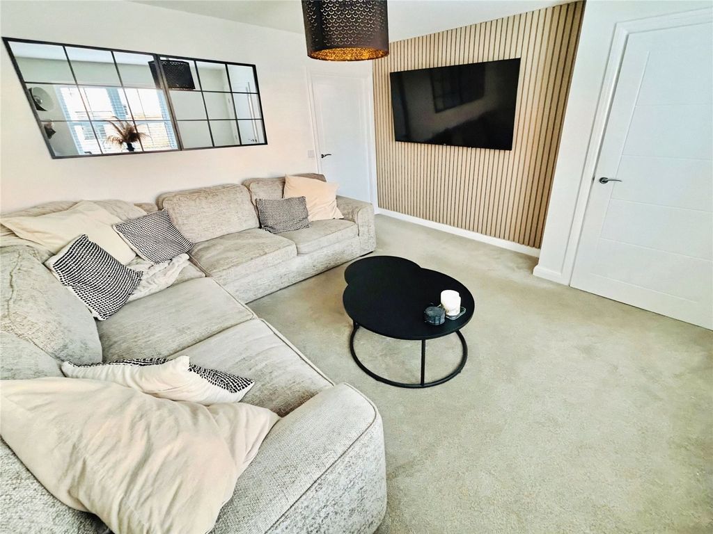 Property photo 3 of 13 Lounge