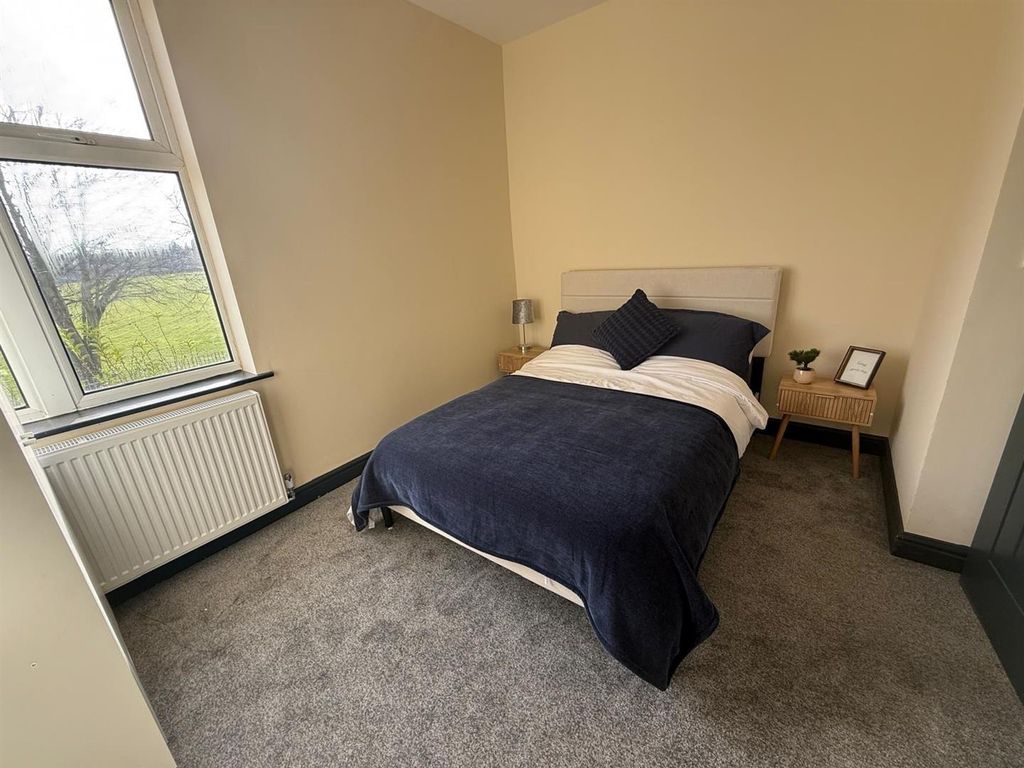 Property photo 2 of 8 Room 5 4.Jpeg