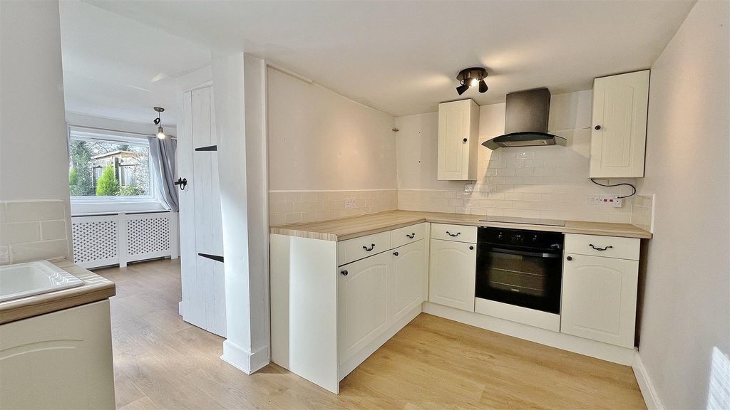 Property photo 3 of 18 Kitchen