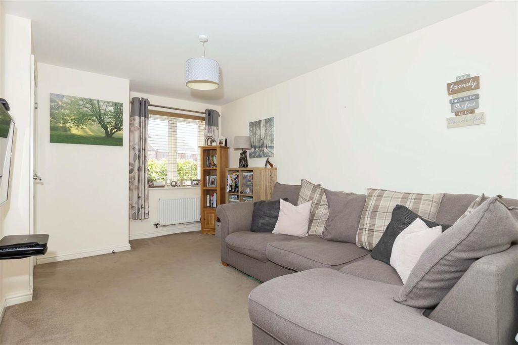 Property photo 2 of 14 Poppy Close_10.Jpg