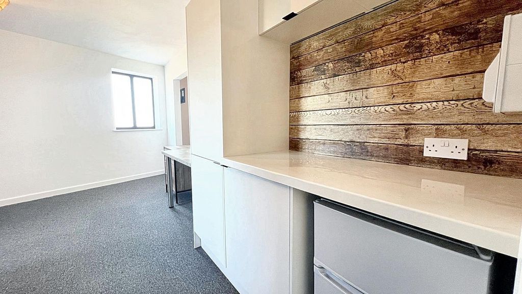 Property photo 3 of 7 L76Tbyzb5Eimm_i1Ohnazq