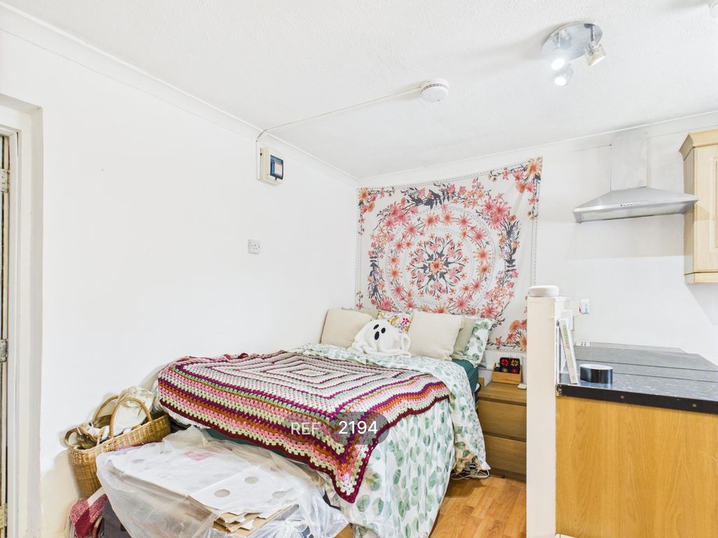 Property photo 3 of 9 Bedsit Area