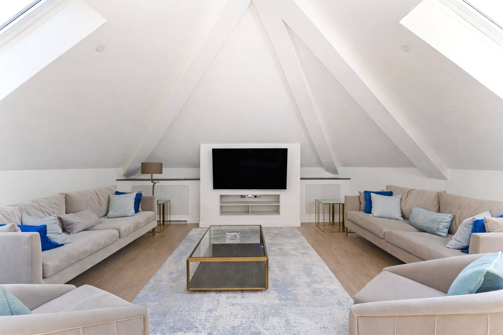 Property photo 2 of 8 Reception