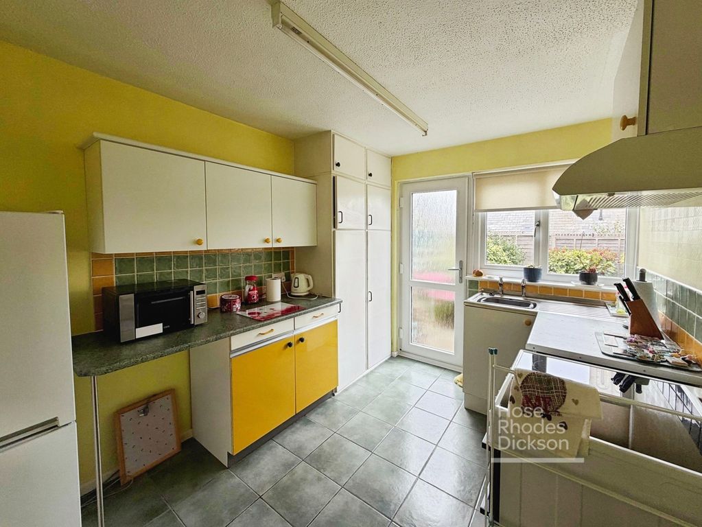 Property photo 3 of 10 Kitchen