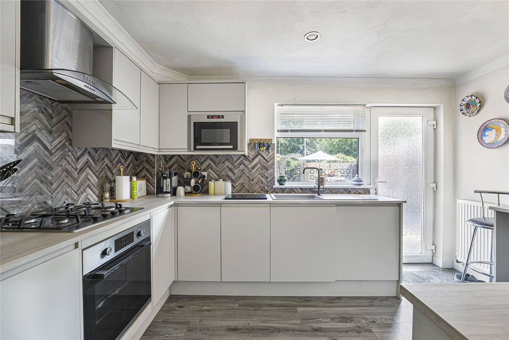 Property photo 3 of 31 Kitchen
