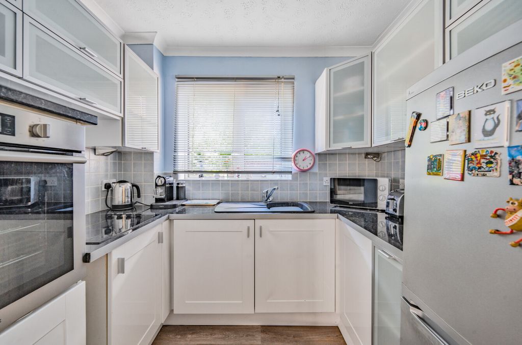 Property photo 3 of 17 Kitchen
