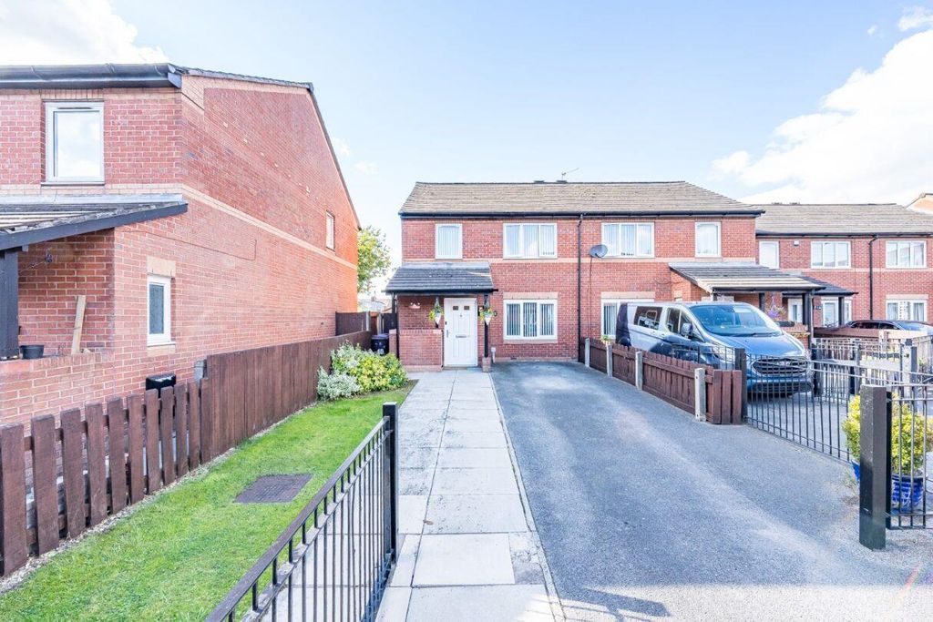 Property photo 1 of 18 10 Tinling Close External.Jpg