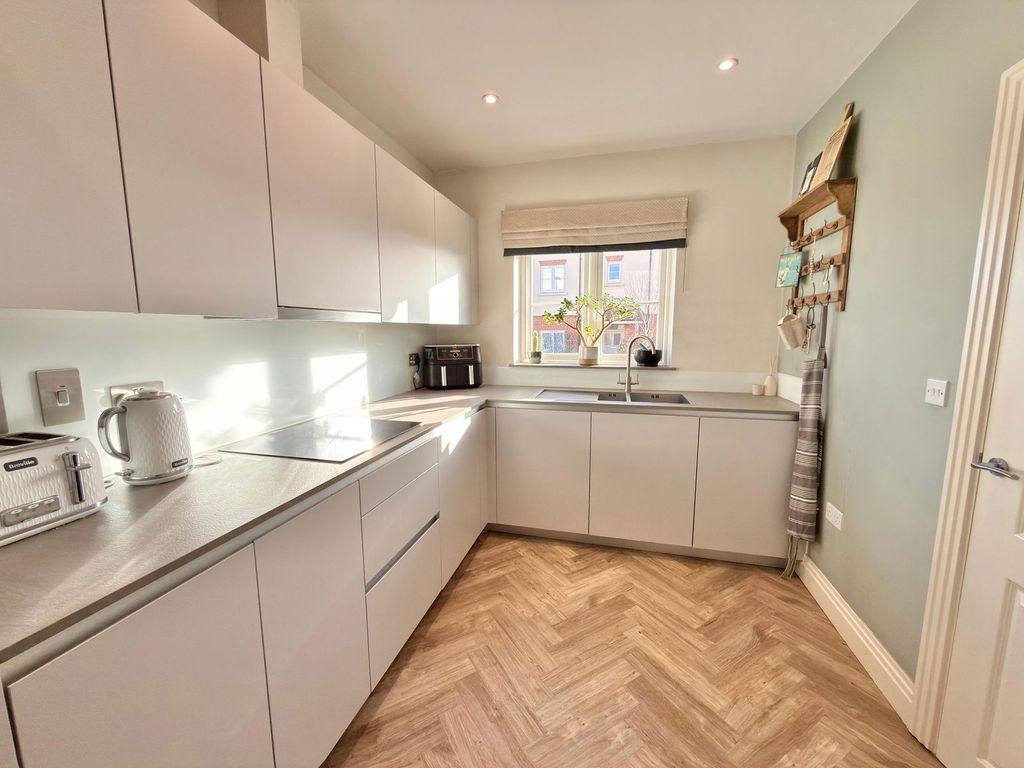 Property photo 2 of 21