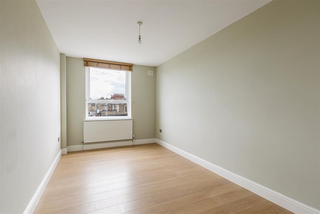 Property photo 3 of 12 Eastwood Close, E18