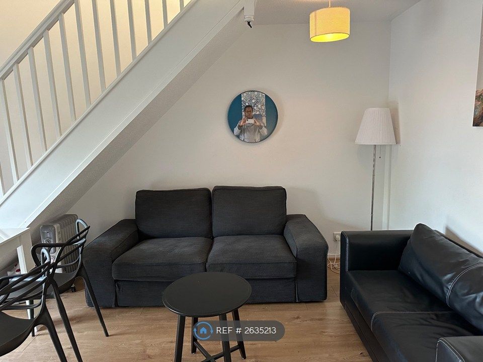 Property photo 3 of 11 Lounge