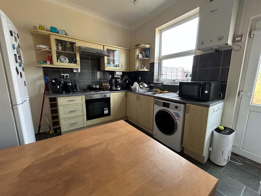 Property photo 3 of 7 Dining Kitchen