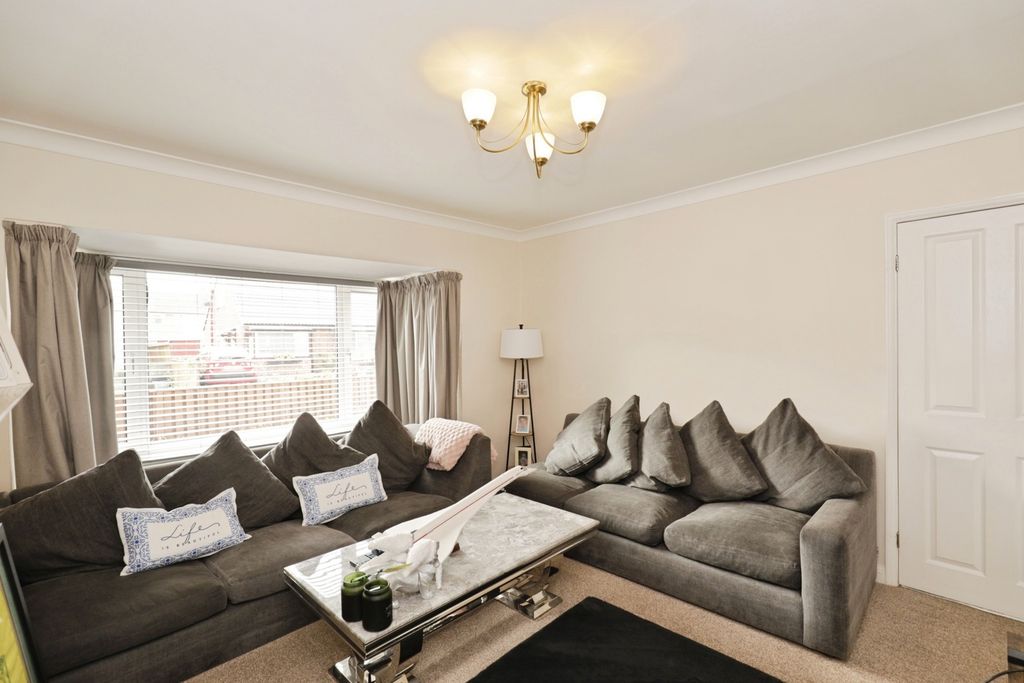 Property photo 3 of 11 Lounge (1)