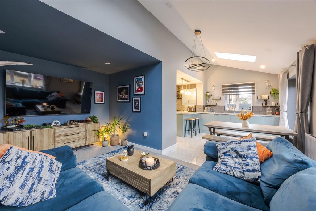 Property photo 3 of 20 Lounge