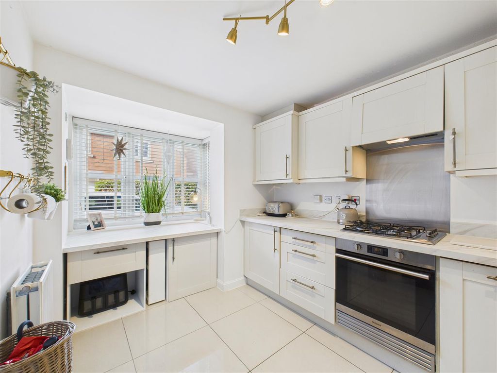 Property photo 3 of 19 Kitchen