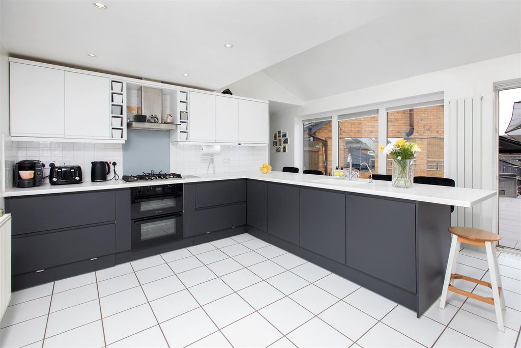 Property photo 2 of 36 35 Coniston Close 15.Jpg