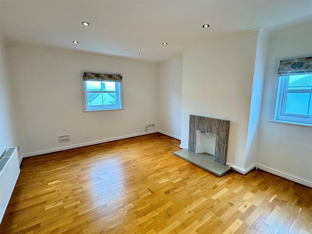 Property photo 2 of 7 3 Bezant Place Lounge