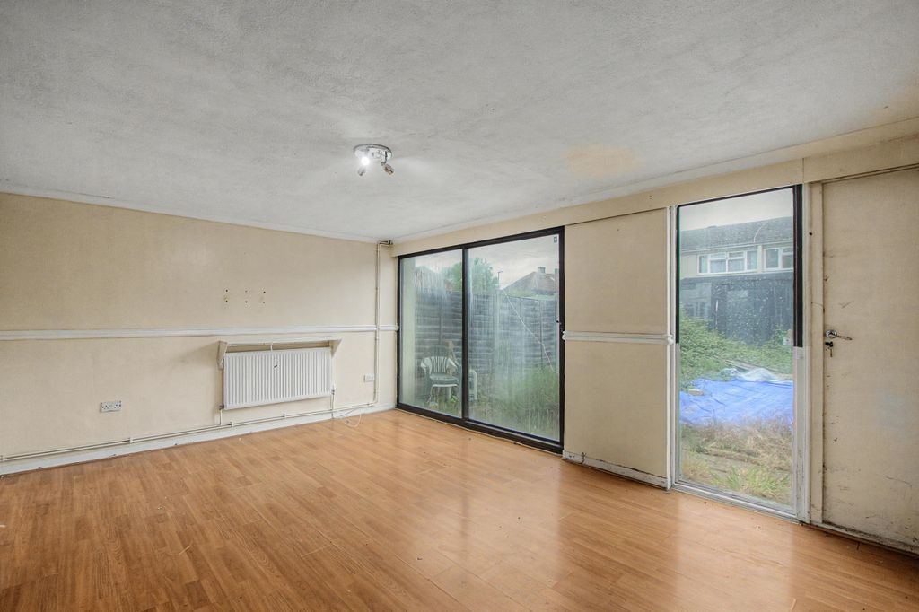 Property photo 3 of 13 31 Bell Farm Avenue, Dagenham, Essex, Rm10 7At
