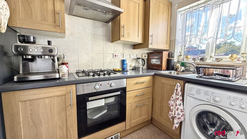 Property photo 3 of 10 Kitchen