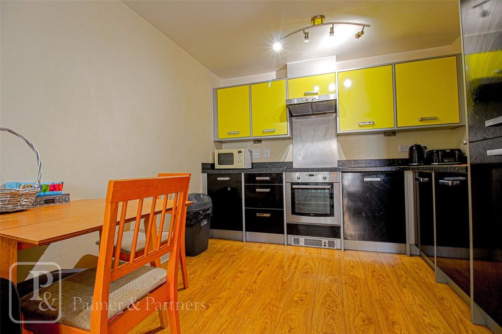 Property photo 3 of 7 Kitchen