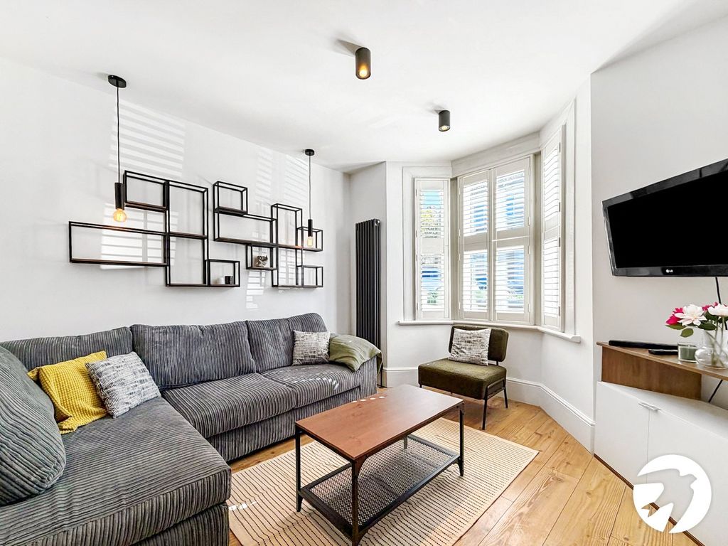 Property photo 2 of 16 Lounge