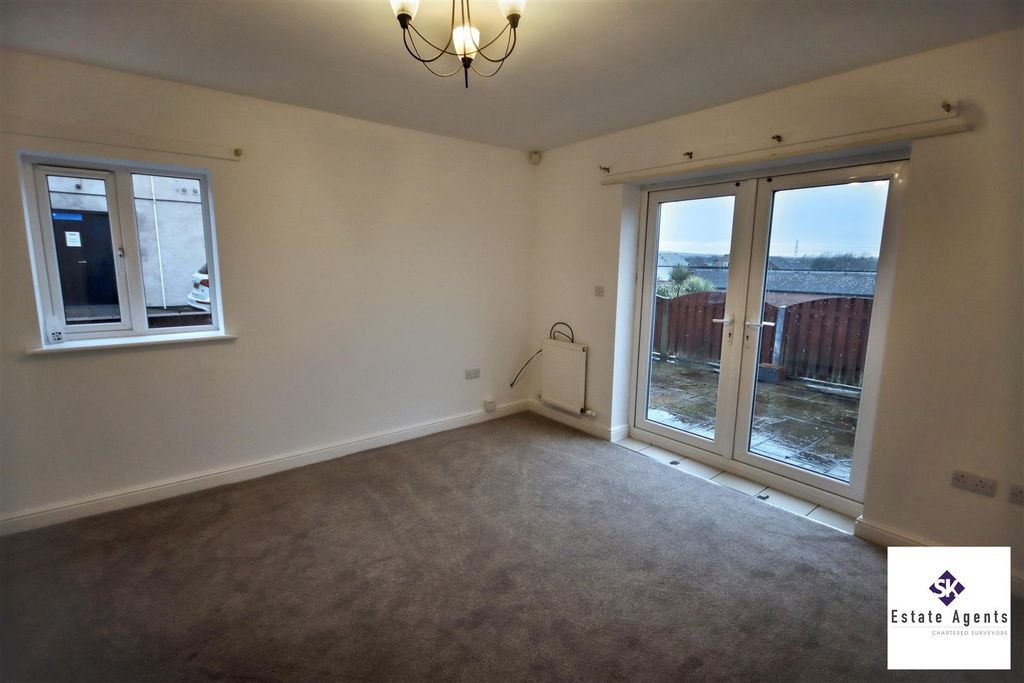 Property photo 3 of 13 Lounge