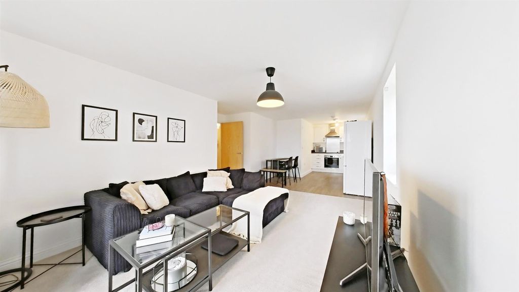 Property photo 3 of 16 Lounge