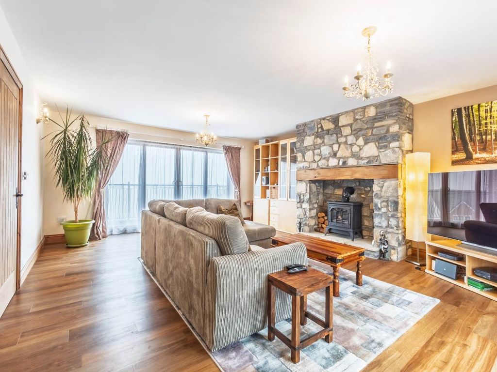 Property photo 3 of 20 Lounge 3