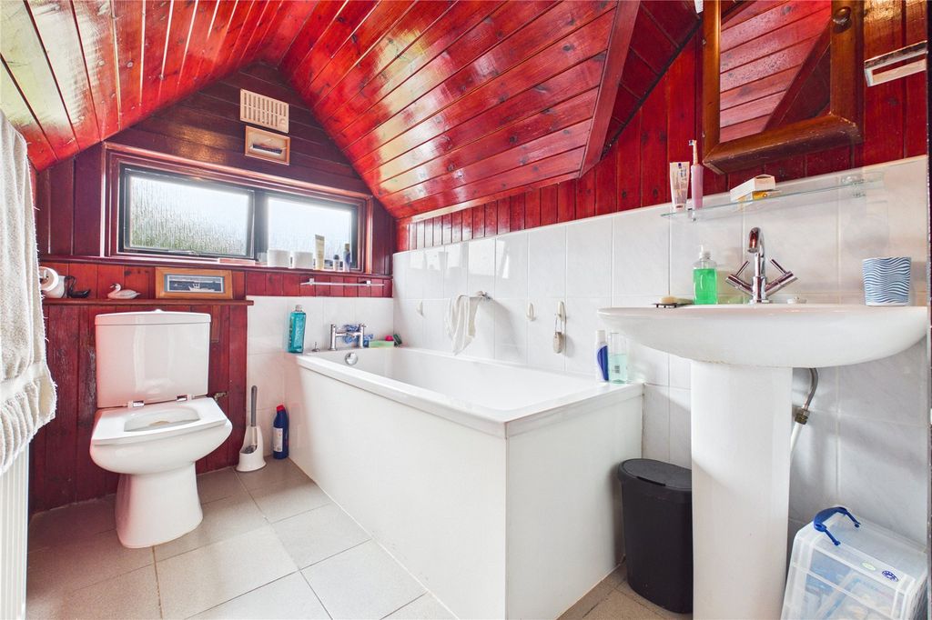 Property photo 3 of 20 Family Bathroom