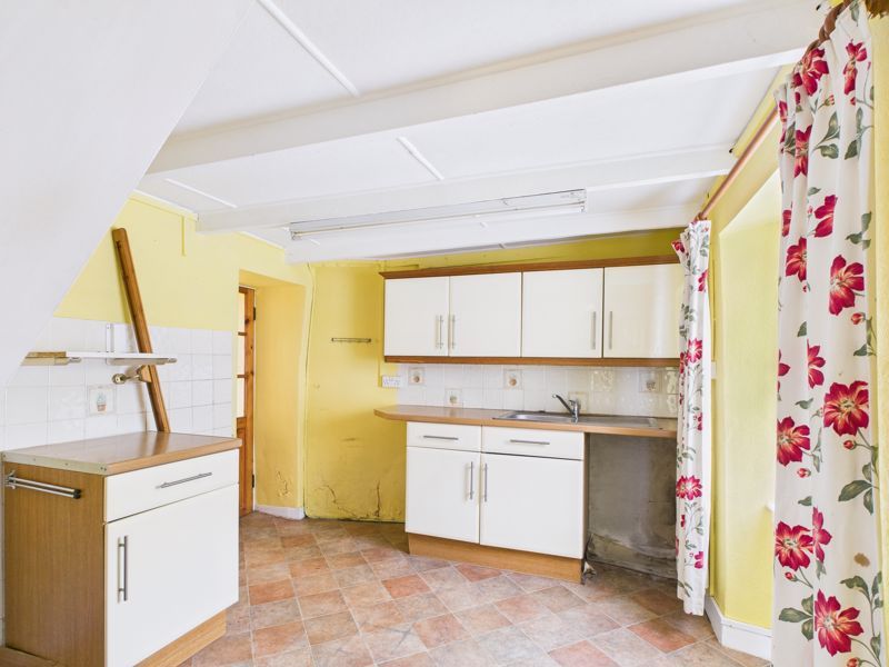 Property photo 3 of 11 Kitchen