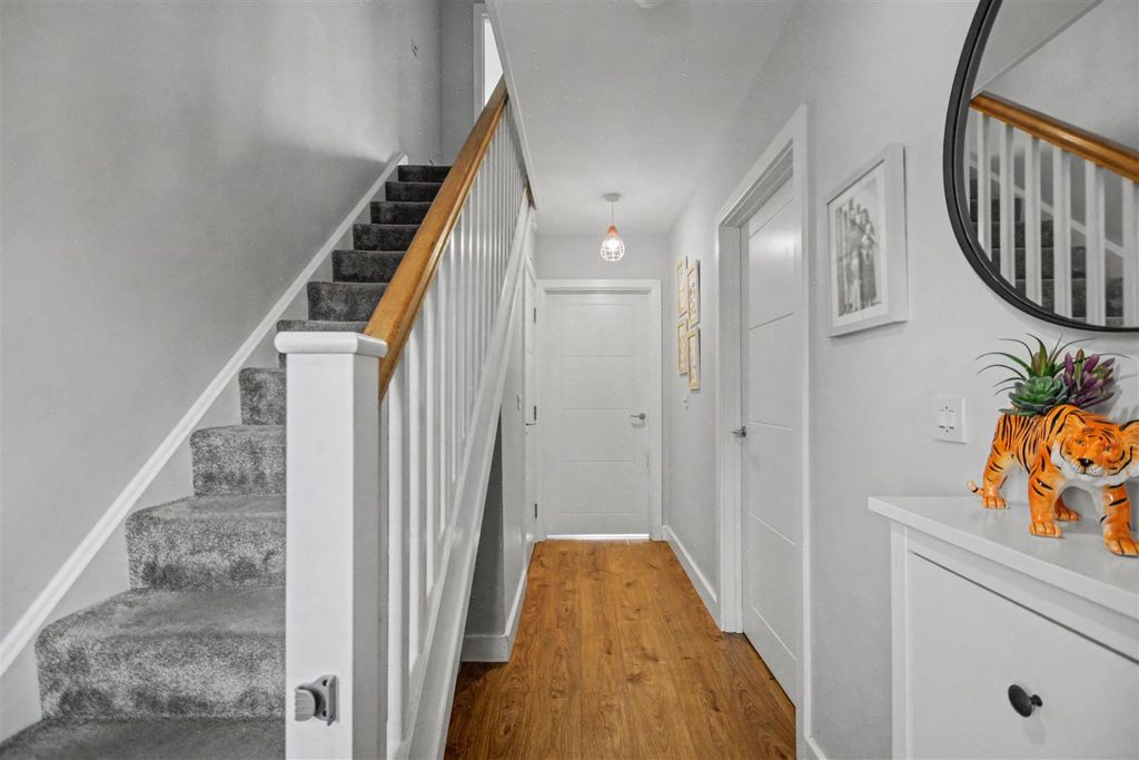 Property photo 3 of 27 Entrance Hall_2.Jpeg