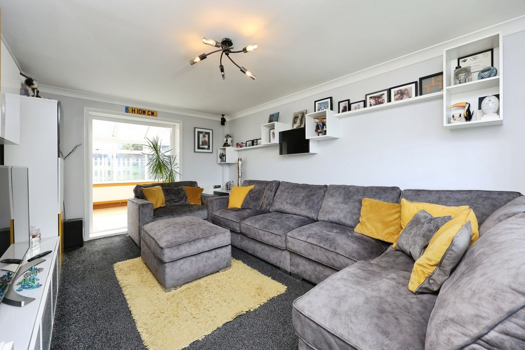 Property photo 3 of 17 Lounge