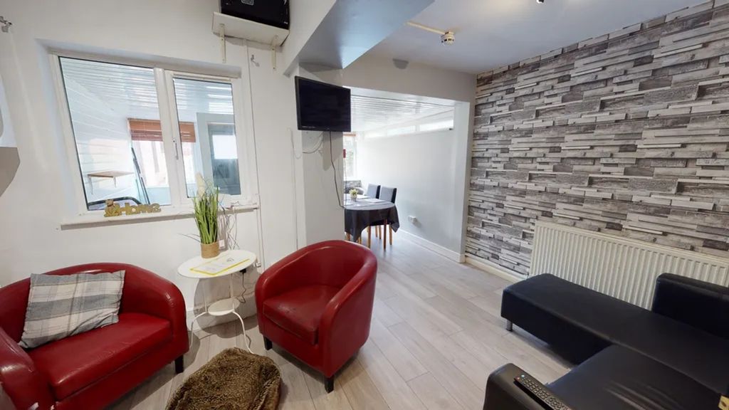 Property photo 2 of 10 A Spacious And Inviting Large Modern Living Room, ...