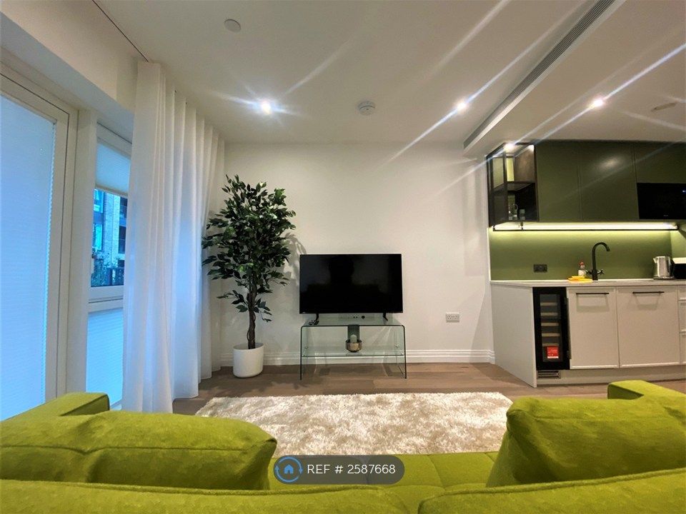 Property photo 3 of 27 Tv &amp; Sofa