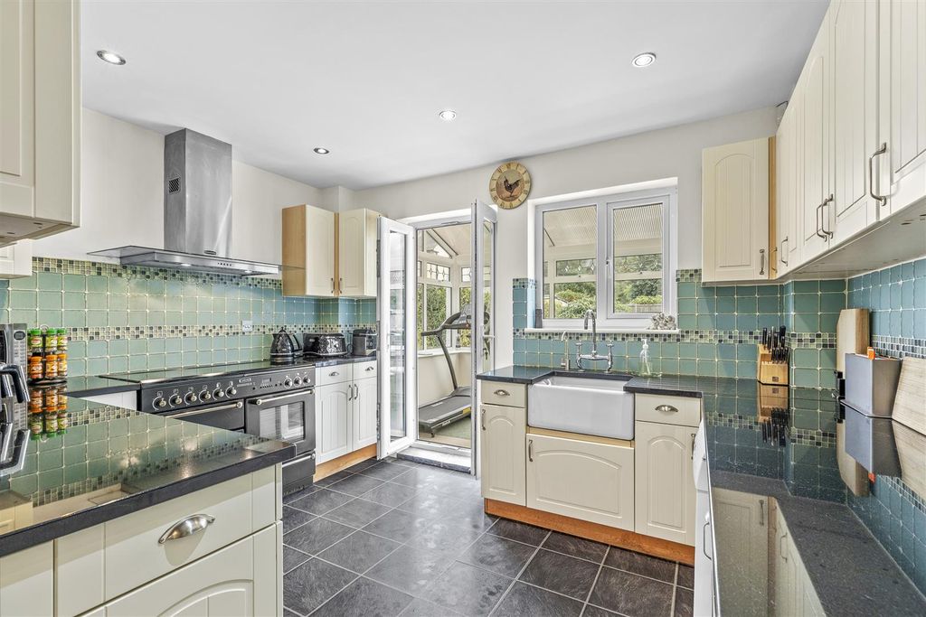 Property photo 3 of 15 3 Manor Gardens, Hp13 5HD-10.Jpg