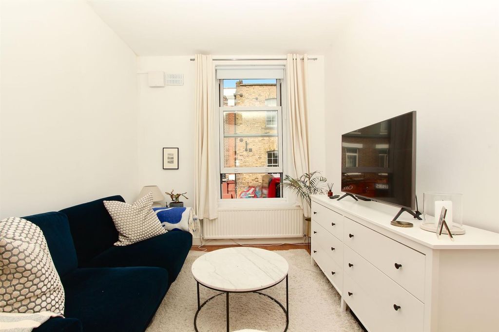 Property photo 3 of 14 Stoke Newington Church Street, N16