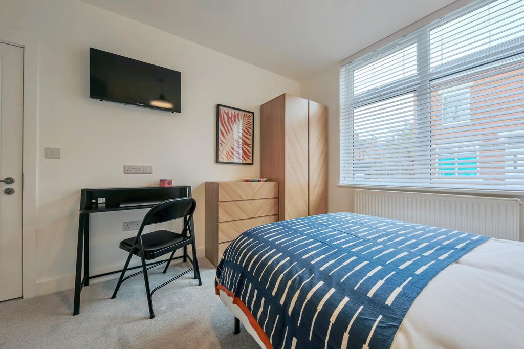 Property photo 3 of 8 Bedroom 1 (2)