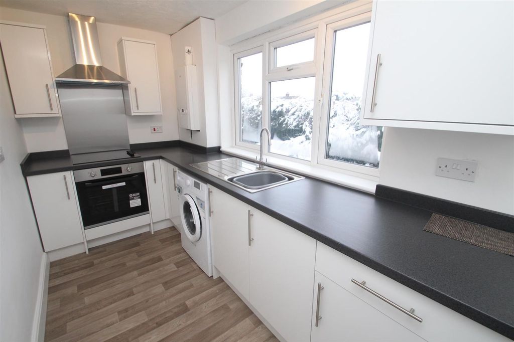 Property photo 3 of 8 Kitchen