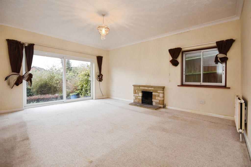 Property photo 2 of 18 Lounge