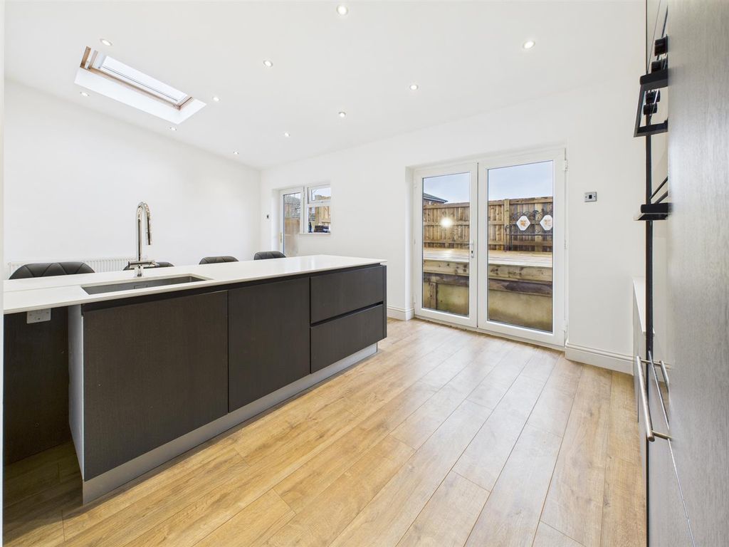 Property photo 3 of 16 Cam05510G0-Pr0132-Still008.Jpg