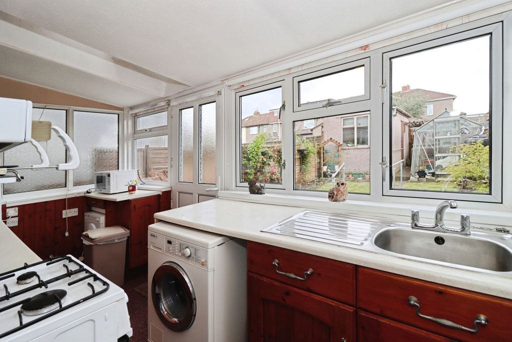 Property photo 3 of 17 Kitchen