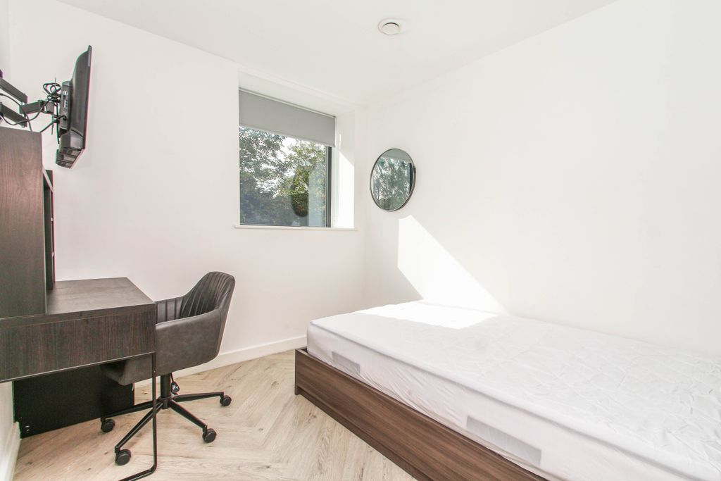 Property photo 1 of 24 Ensuite Room 4