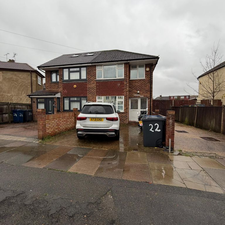 Property photo 1 of 9 3 Bed Semi-Detached House For Sale Lawson Rd, Southall Ub1