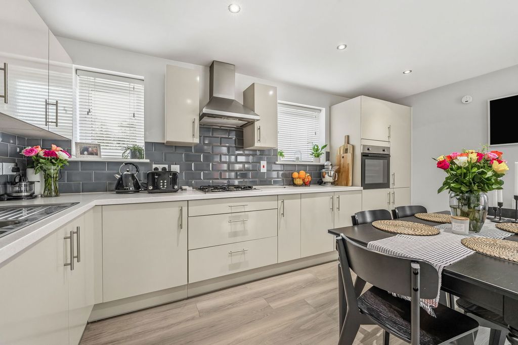 Property photo 3 of 43