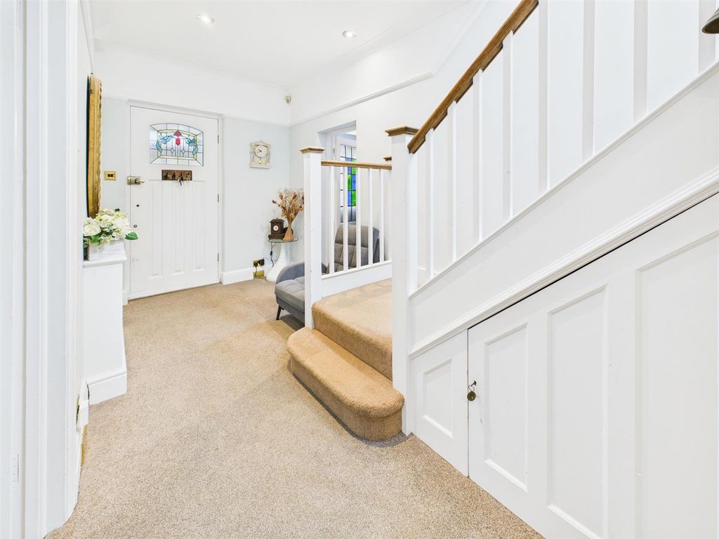 Property photo 2 of 33 Cam02885G0-Pr0502-Still012.Jpg