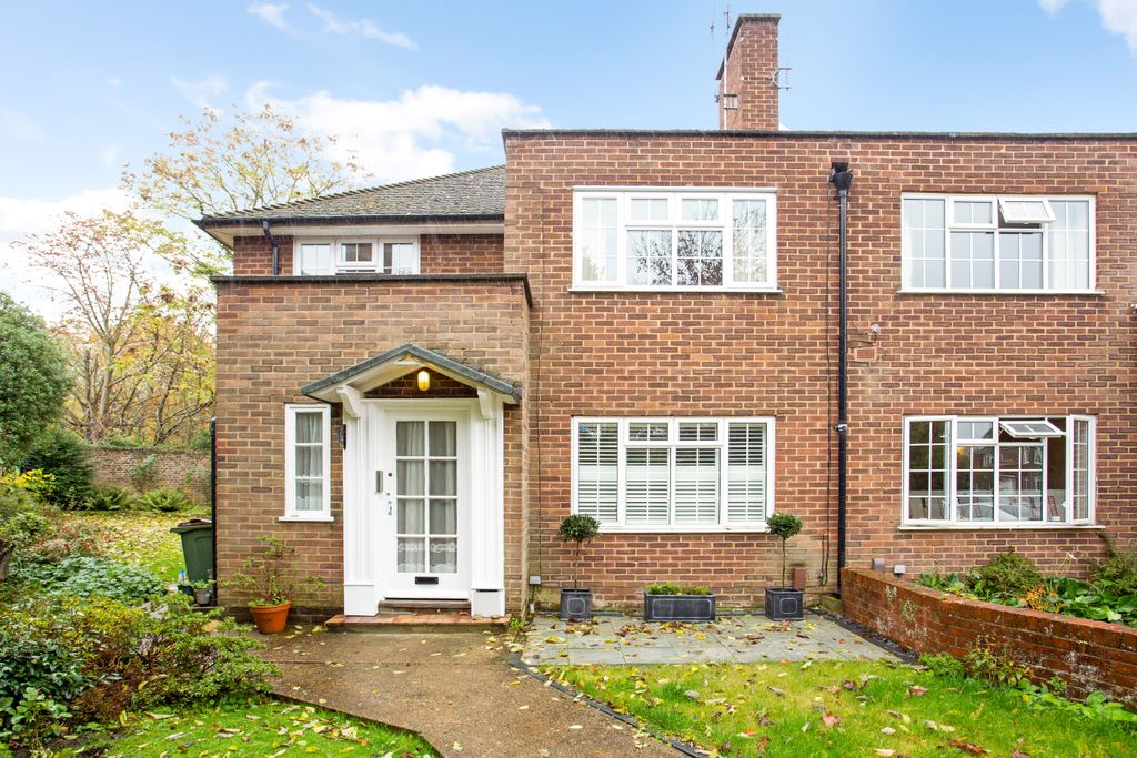 Property photo 1 of 16 32 Linden Close Fpz2